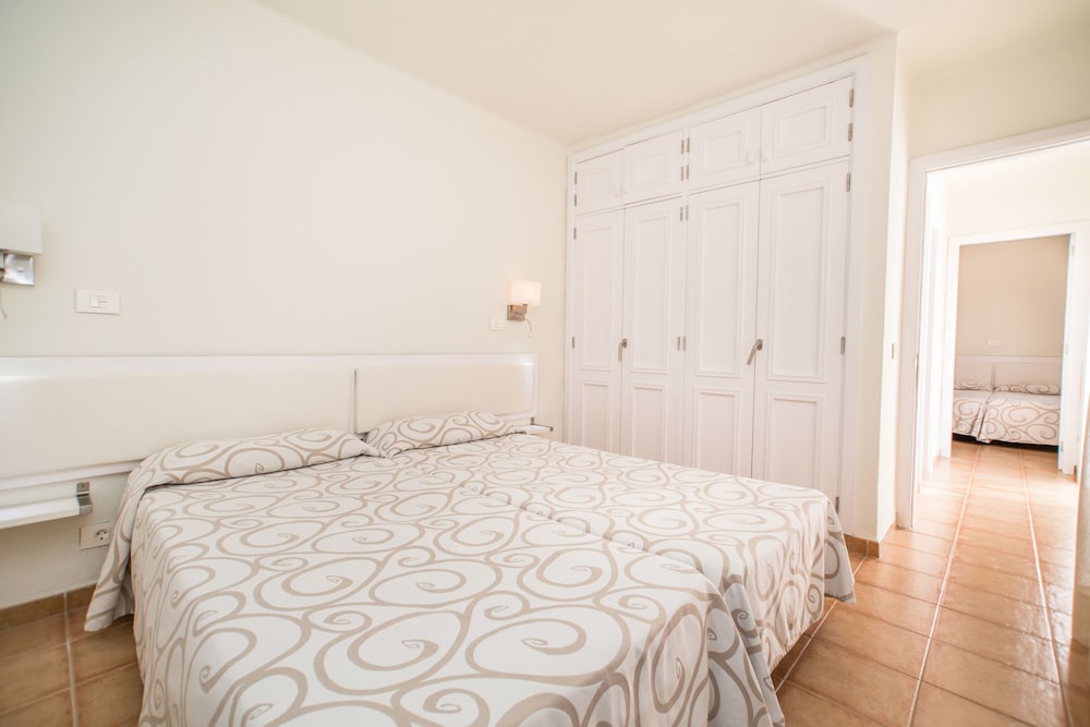 Apartment, 2 Bedrooms, Terrace - Photo 5
