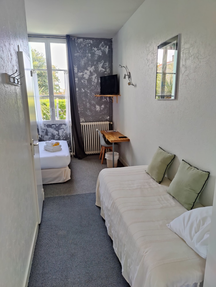 Superior Triple Room, Balcony, Partial Ocean View photo 2