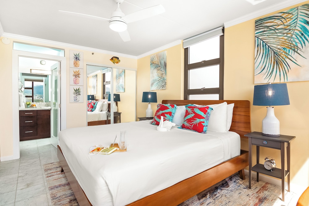 Premium Remodeled Condo with Ocean View and Parking: Condo, 1 Bedroom, Mountain View (0122) photo