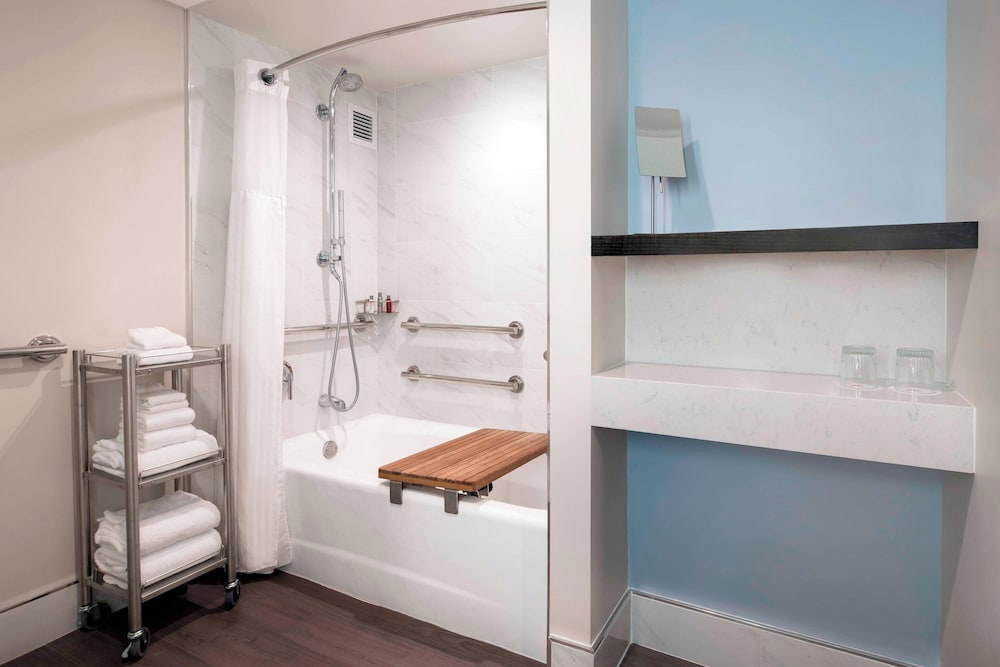 Club Room, 1 King Bed, Non Smoking (Mobility/Hearing Accessible, Tub) - Photo 5