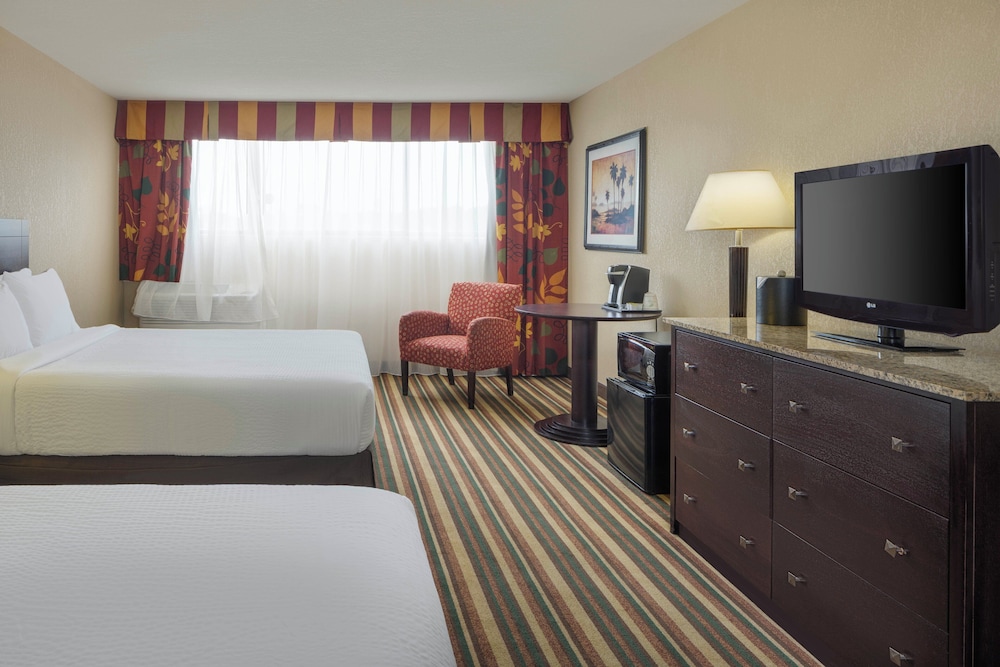 Standard Room, 2 Queen Beds, Accessible Bathtub (Communications)