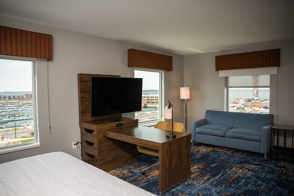 Studio, 1 King Bed, Accessible, Bathtub (Refrigerator) photo 2