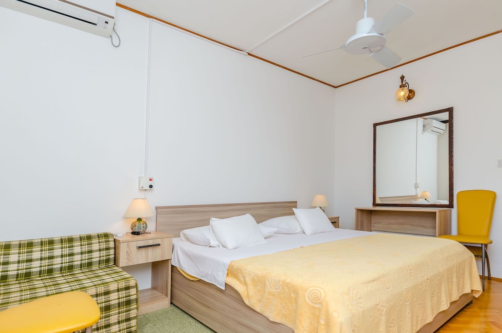 Room (S5)