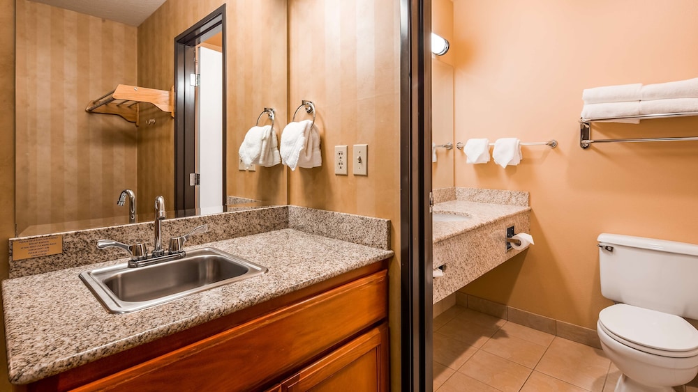 Business Room, 1 King Bed, Non Smoking, Refrigerator & Microwave photo 2