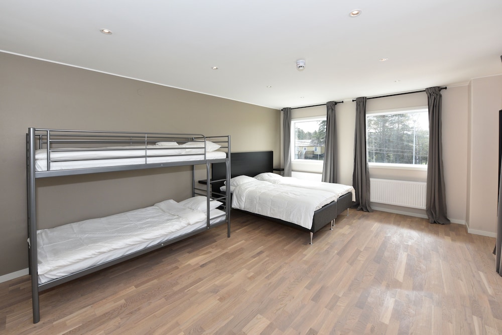 Basic Quadruple Room, Multiple Beds, Shared Bathroom photo 2