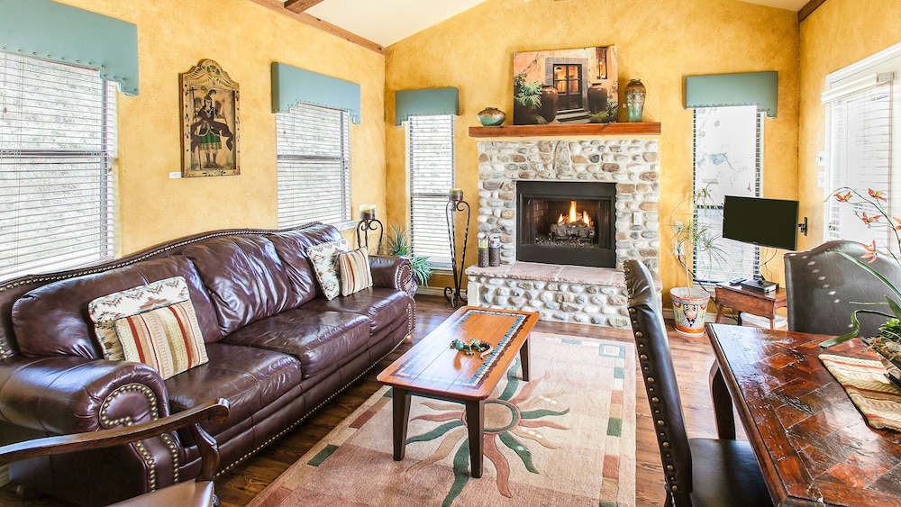 Luxury Studio, 1 King Bed, Non Smoking (El Paso Suite)