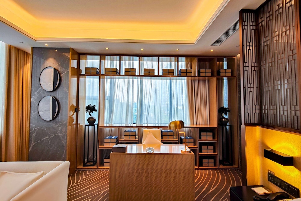 Suite, 1 King Bed, Smoking (Ramada Suite)