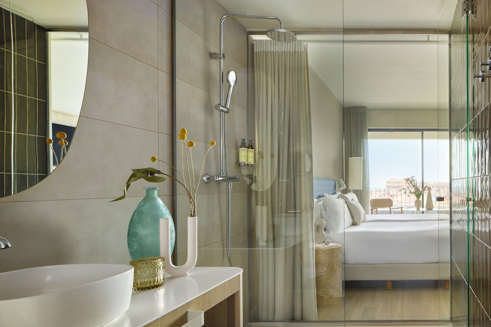 Room, Partial Sea View (Always ME) - Photo 3