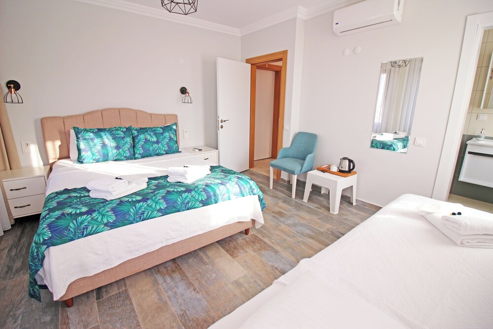 Standard Triple Room, Partial Sea View photo 3