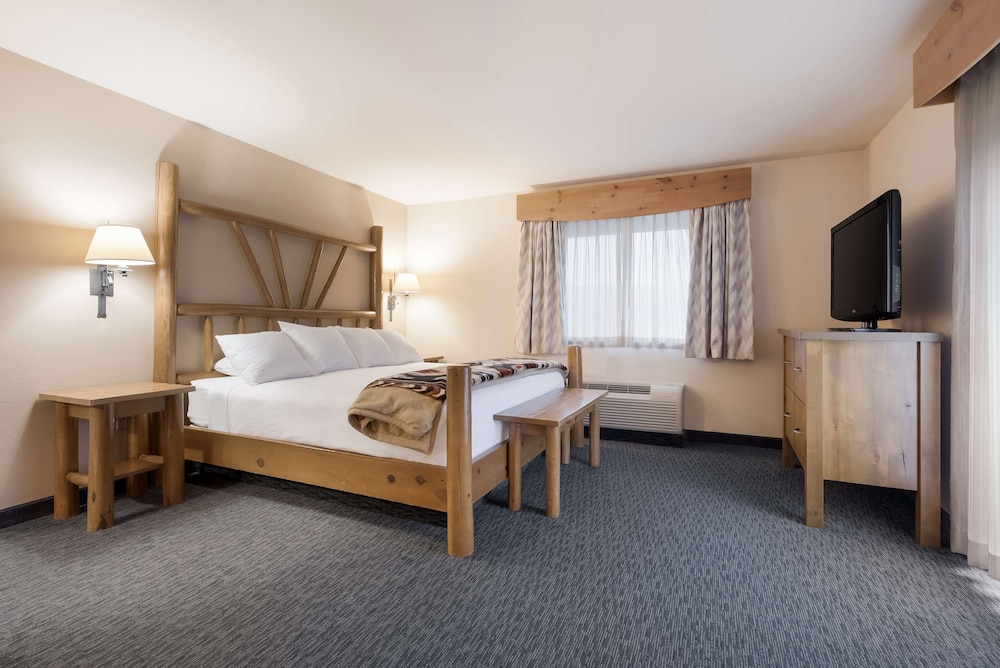 Suite, 1 King Bed, Non Smoking, Balcony (Larger Room) photo 1