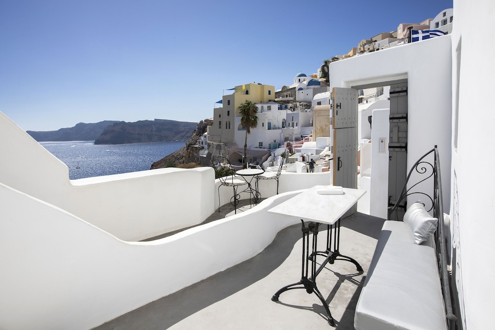 Deluxe Room with Indoor Plunge Pool and Caldera View photo 2