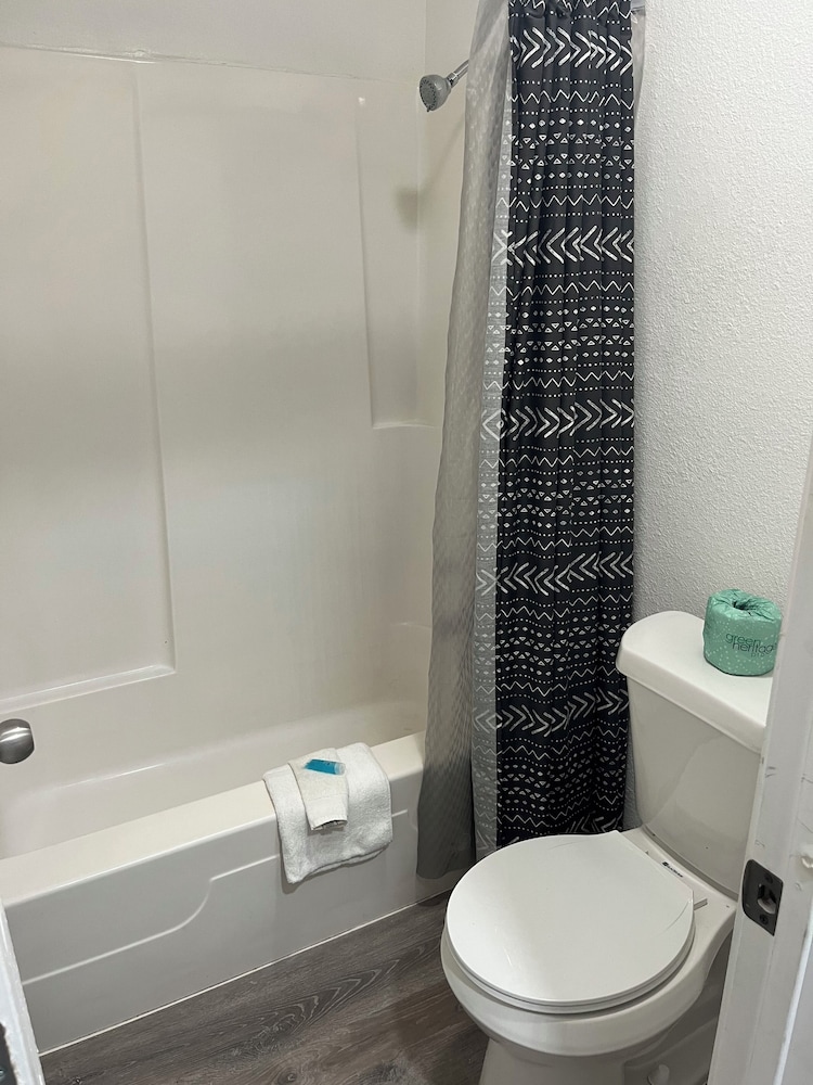 Single Room, 1 King Bed, Non Smoking, Refrigerator & Microwave photo 3