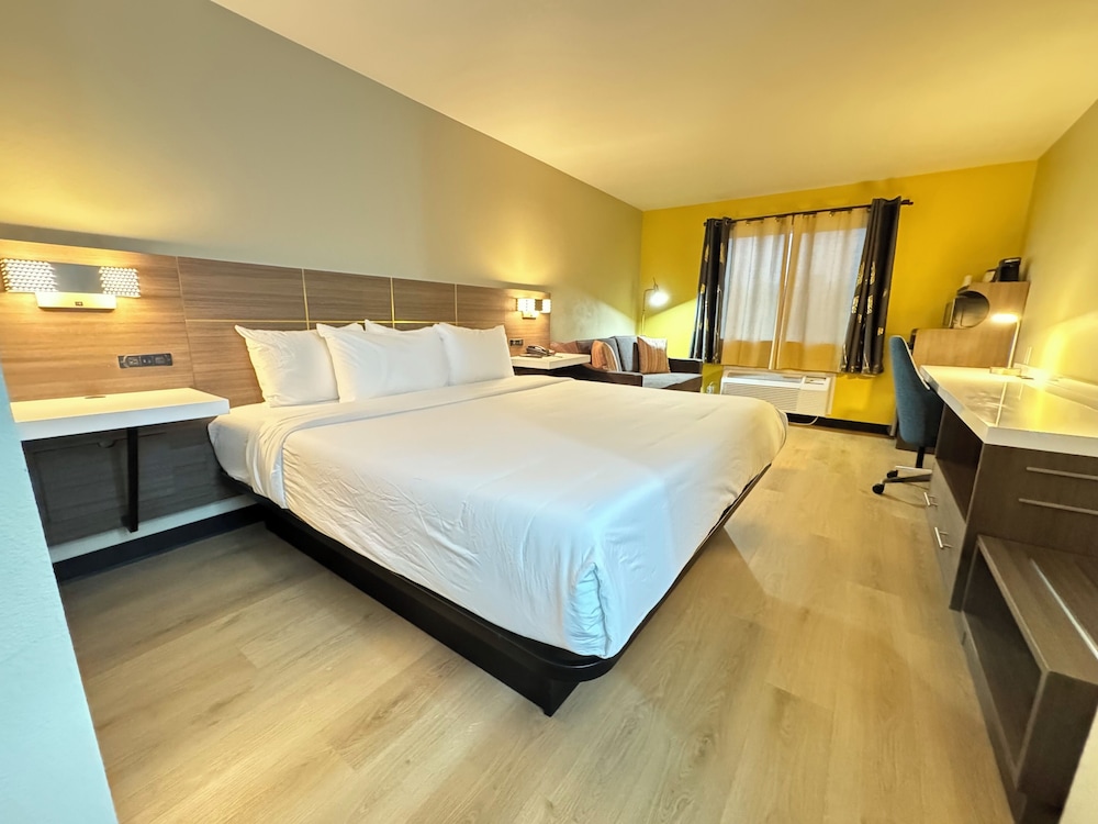 Suite, 1 King Bed, Non Smoking - Photo 1
