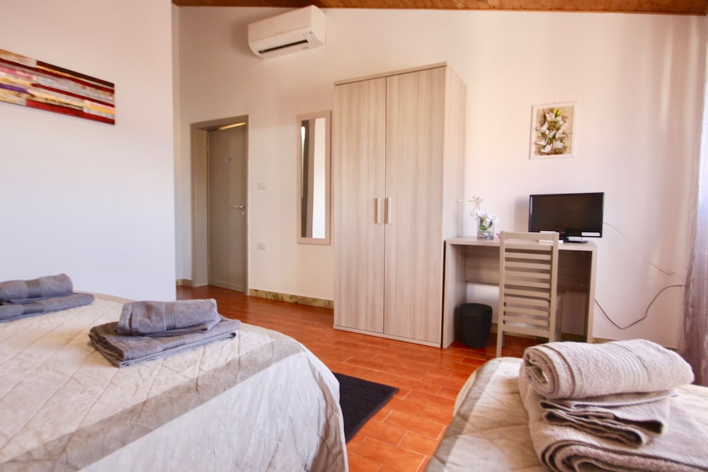 Triple Room, 1 Bedroom photo 2