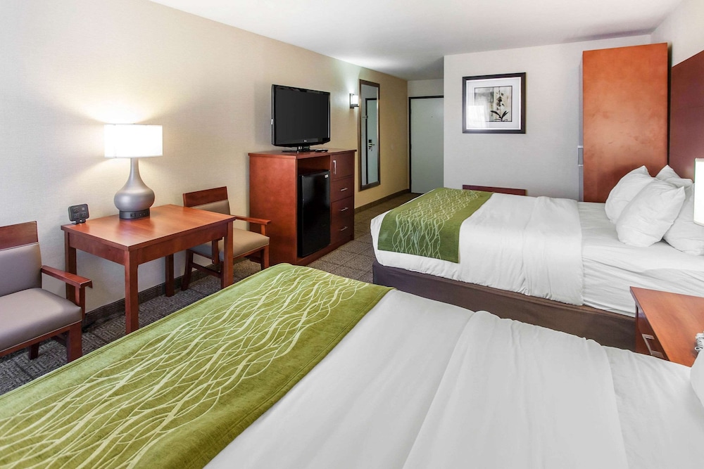 Standard Room, 2 Queen Beds, Non Smoking (No Pets) - Photo 1