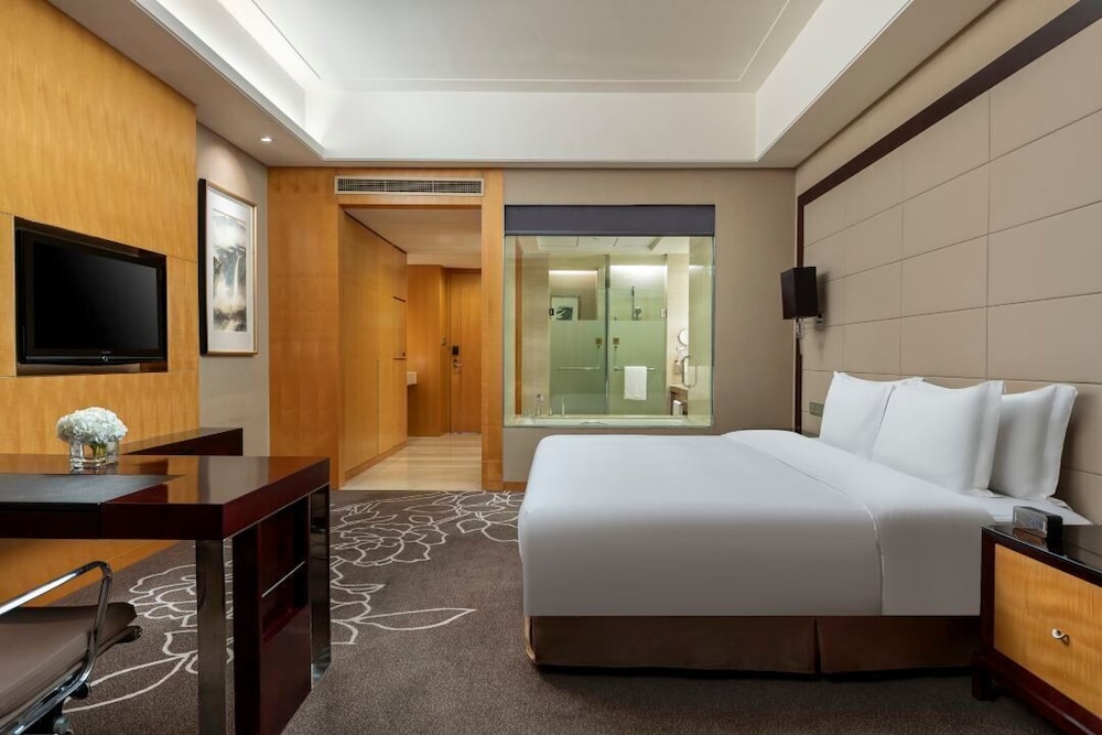 Standard Room, 1 King Bed (181 Degree Yangtze River View) - Photo 2