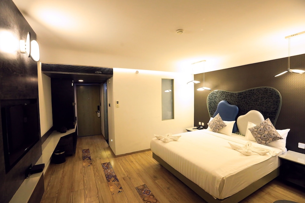 Premium Room with Jacuzzi - Photo 3