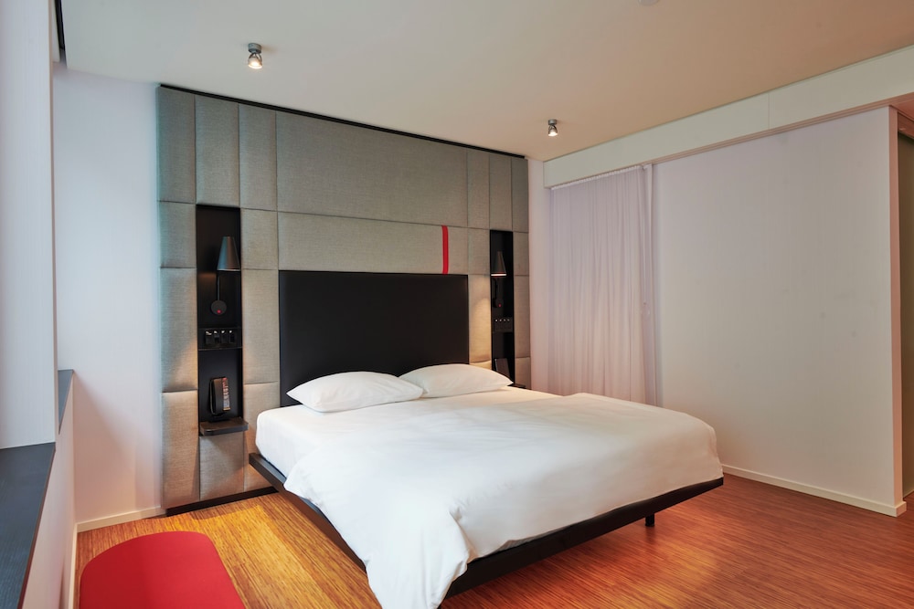 Room, 1 King Bed (Mobility Accessible, Roll-In Shower) thumbnail 6