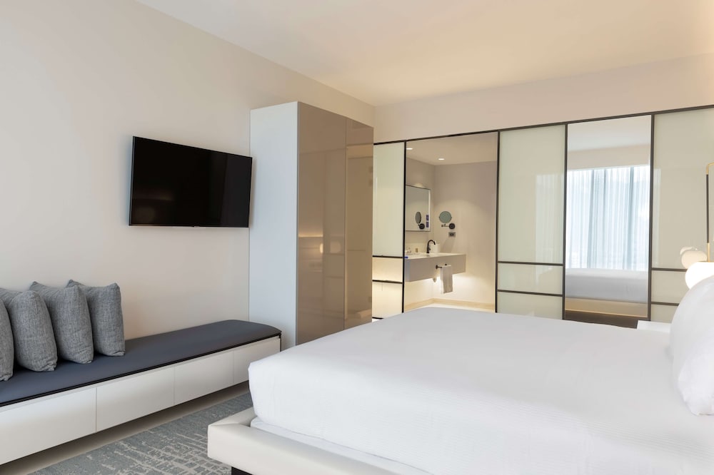 Suite, 1 Bedroom - Photo 2