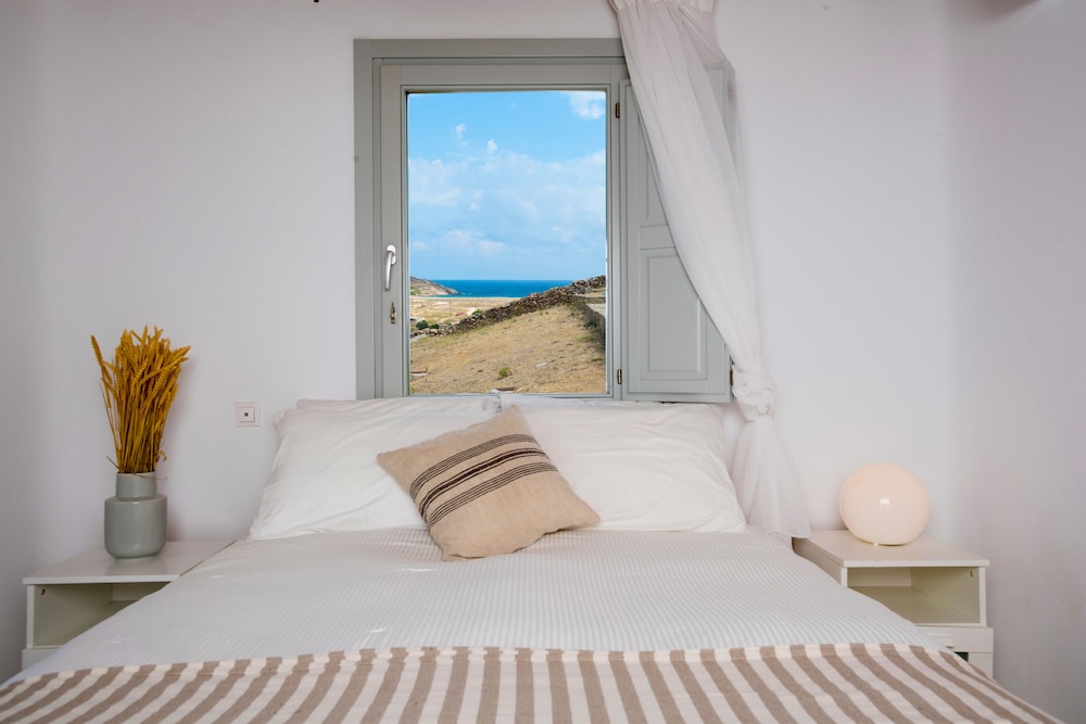 Partial Sea View Suite With Jetted Mini Pool photo 2
