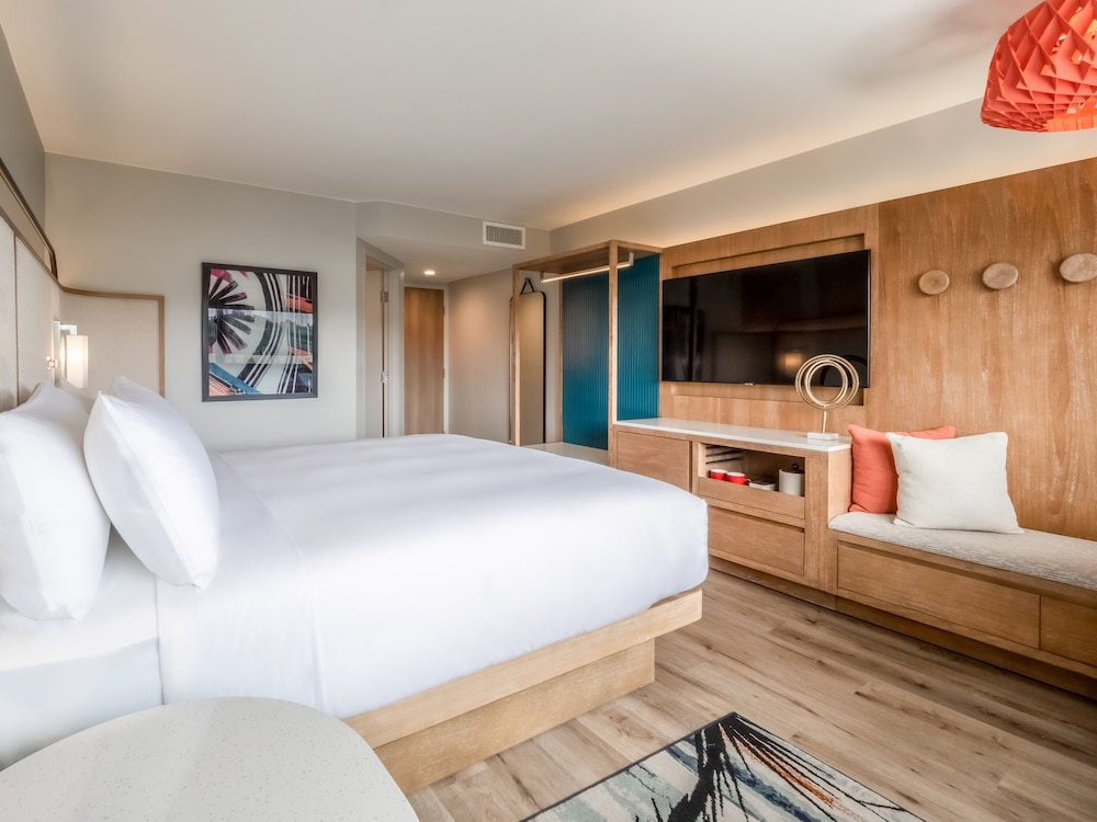 Premium Room, 1 King Bed, Business Lounge Access, Oceanfront