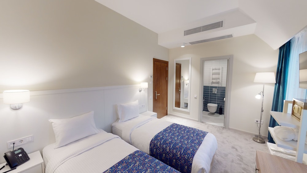 Standard Double Room - Photo 11