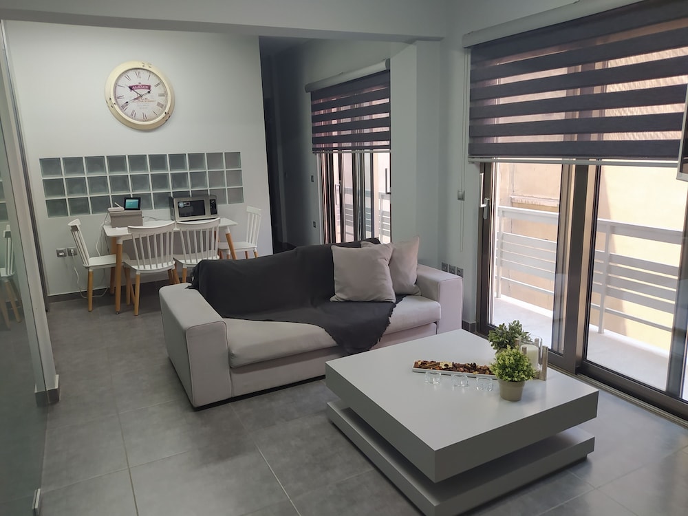 Apartment, Smoking