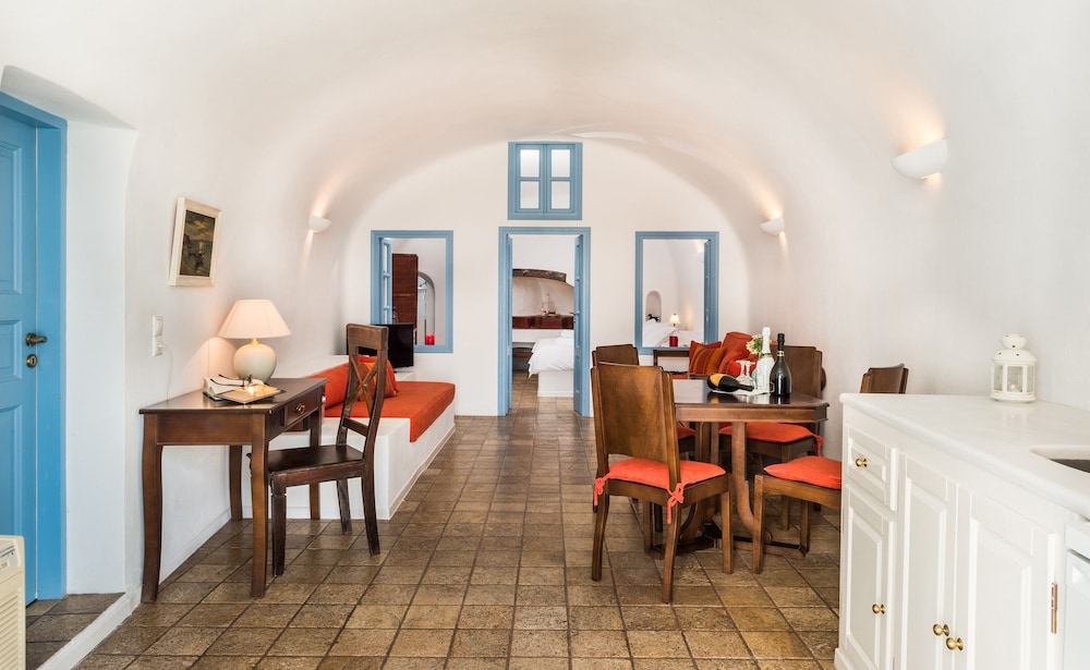Junior Suite (Caldera View) - Photo 3