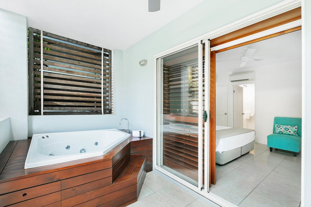 Spa Swim Out Room - Photo 6