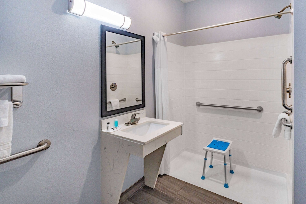 Deluxe Room, 2 Queen Beds, Accessible, Non Smoking (Mobility) - Photo 6