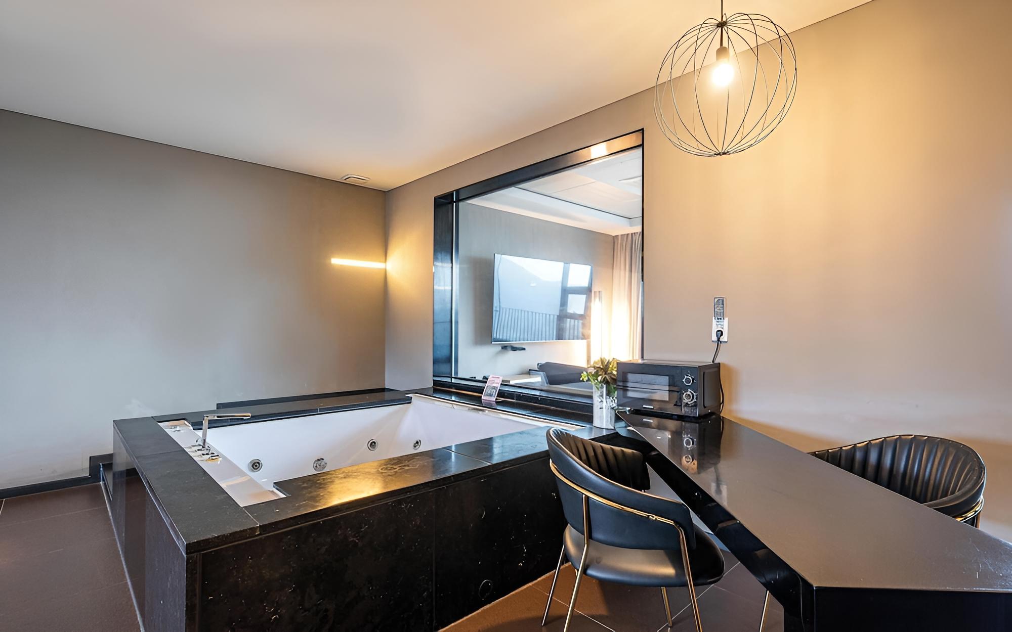 Room (Suite - Hills RiverView (86" LG s-tv)) - Photo 5