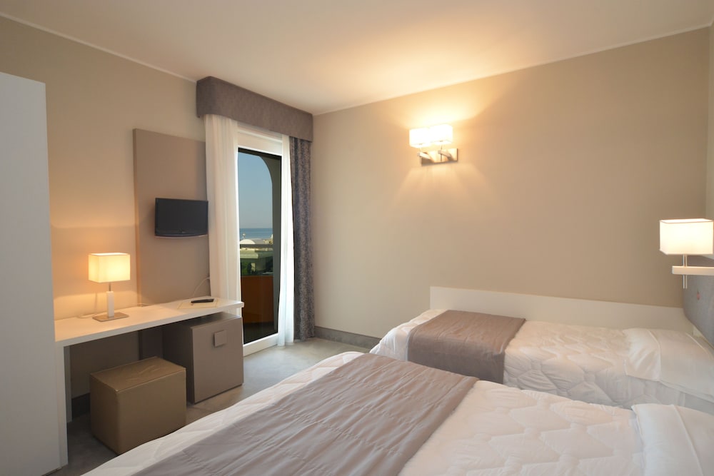 Comfort Triple Room, Partial Sea View