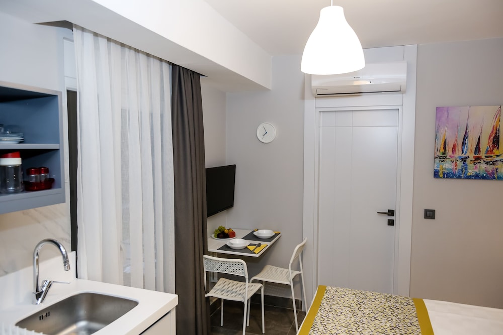 Economy Studio Suite, 1 Queen Bed, Non Smoking, Garden View photo 3