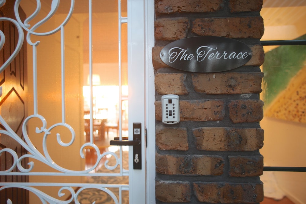 Terrace - Large 1 Bed Fully Equipped Apartment with Terrace and Water Views photo 3