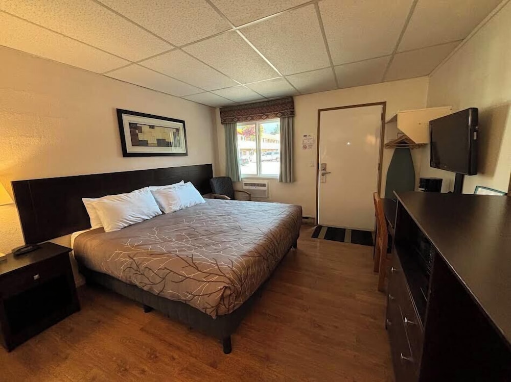 Superior Room, 1 King Bed, Mountain View photo 2