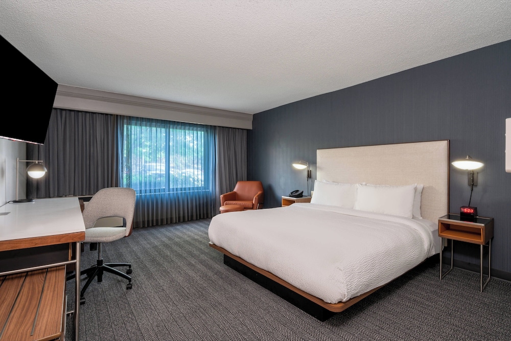 Suite, 1 Bedroom - Photo 2