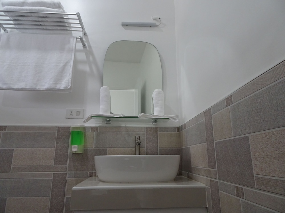 Deluxe Room - Photo 5