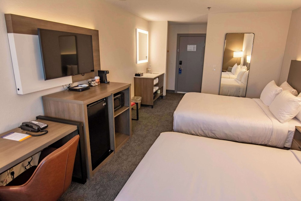 Standard Room, 2 Queen Beds, Non Smoking - Photo 5
