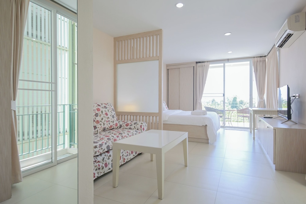 Deluxe Room - Photo 14
