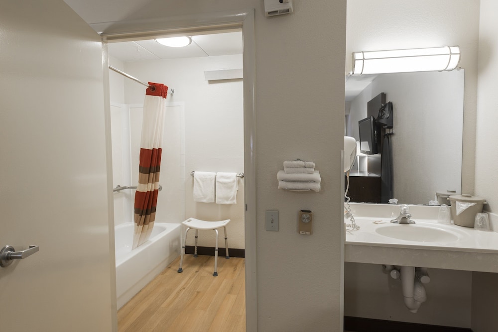 Premium Room, 1 King Bed, Accessible (Upgraded Bedding & Snack, Smoke Free) - Photo 7