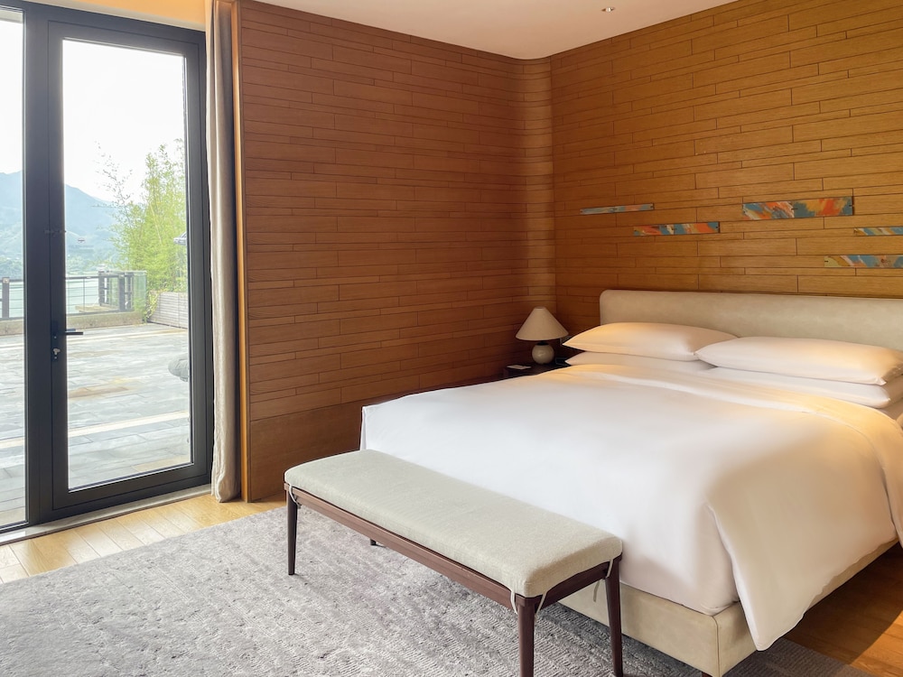 Deluxe Suite, 1 King Bed, Lake View - Photo 3