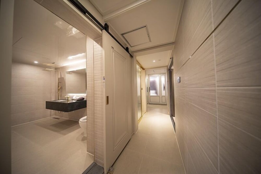Luxury Suite - Photo 5