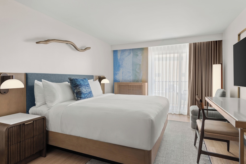 Room, 1 King Bed, Balcony, Partial Ocean View (Hearing Accessible) photo 2