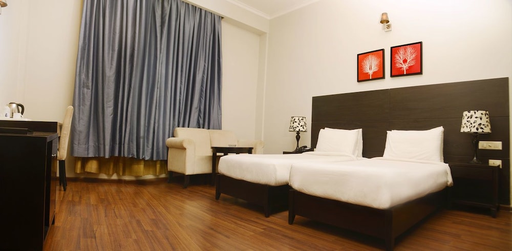 Deluxe Double Room, 1 Queen Bed, Private Bathroom, Garden View photo 2