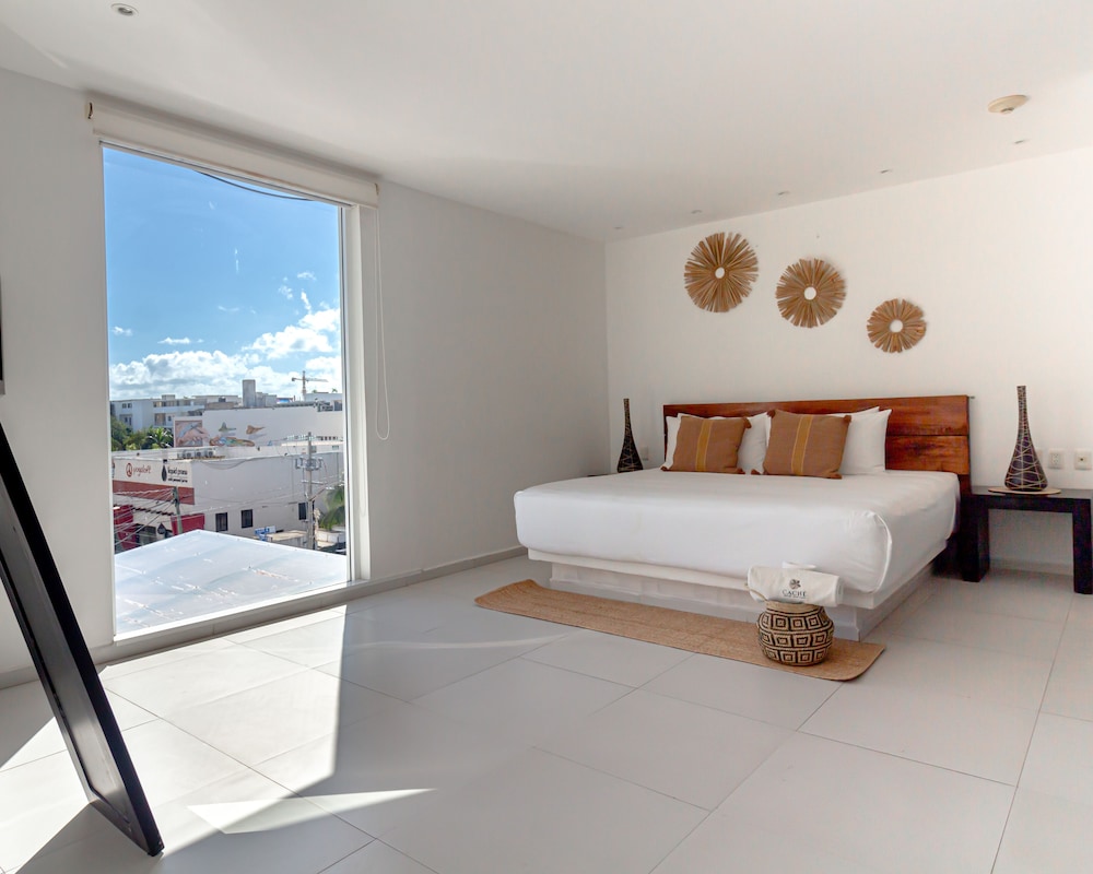 Standard Suite, 1 King Bed, Balcony, Courtyard View