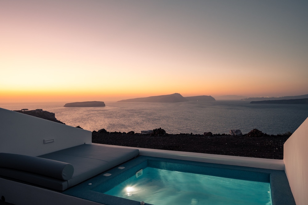 Deluxe Suite with Outdoor Mini Plunge Pool and Caldera View - Photo 8