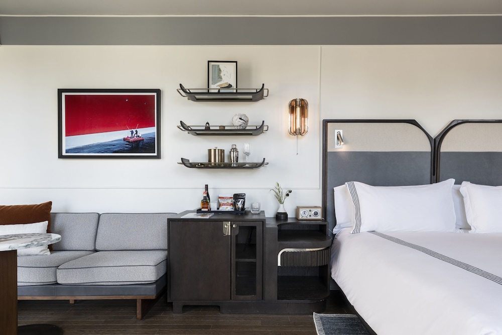 Deluxe Room, 1 King Bed photo 1