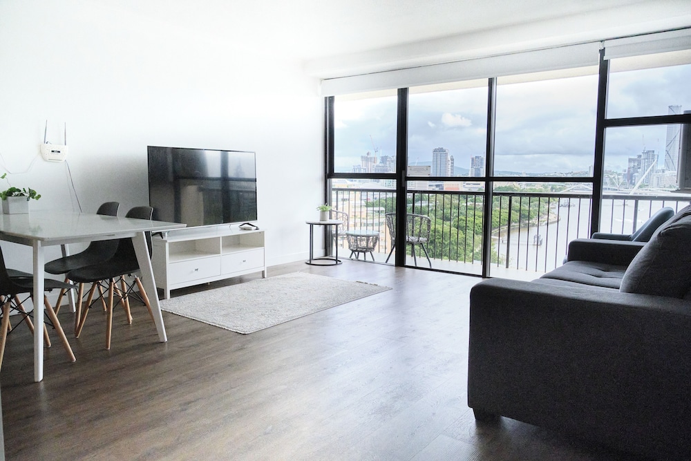 Two Bedroom Riverview Apartment thumbnail 5