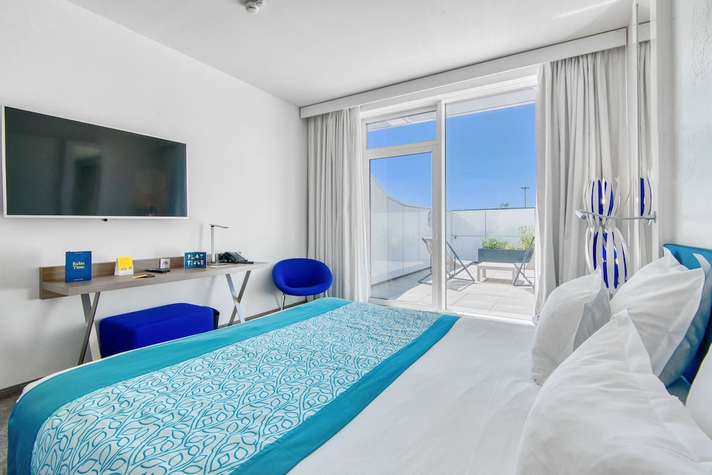 Superior Room, 1 King Bed, Terrace thumbnail 6