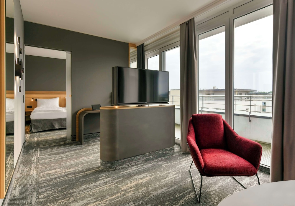 Suite, 1 King Bed, Balcony photo 2